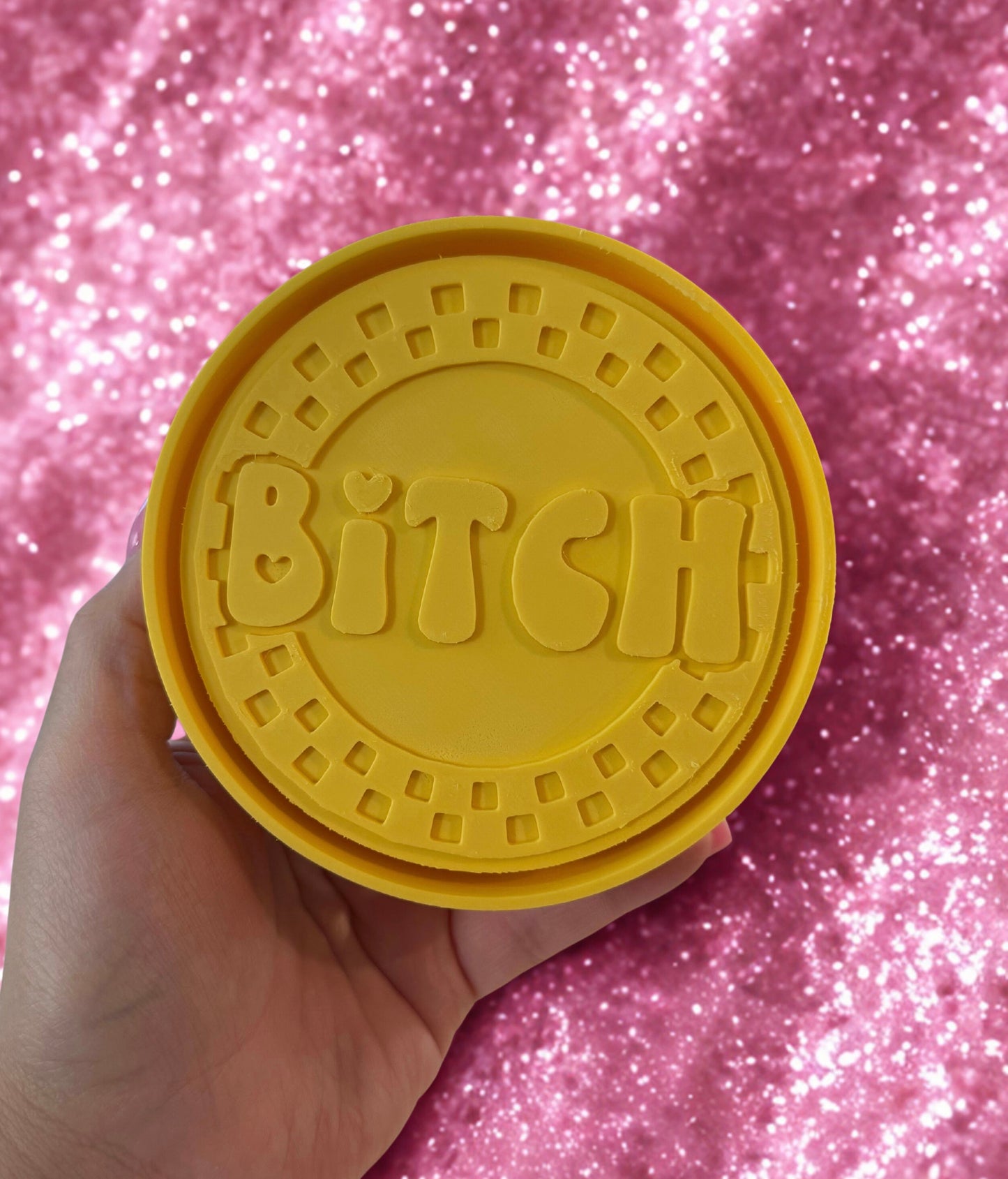 B****