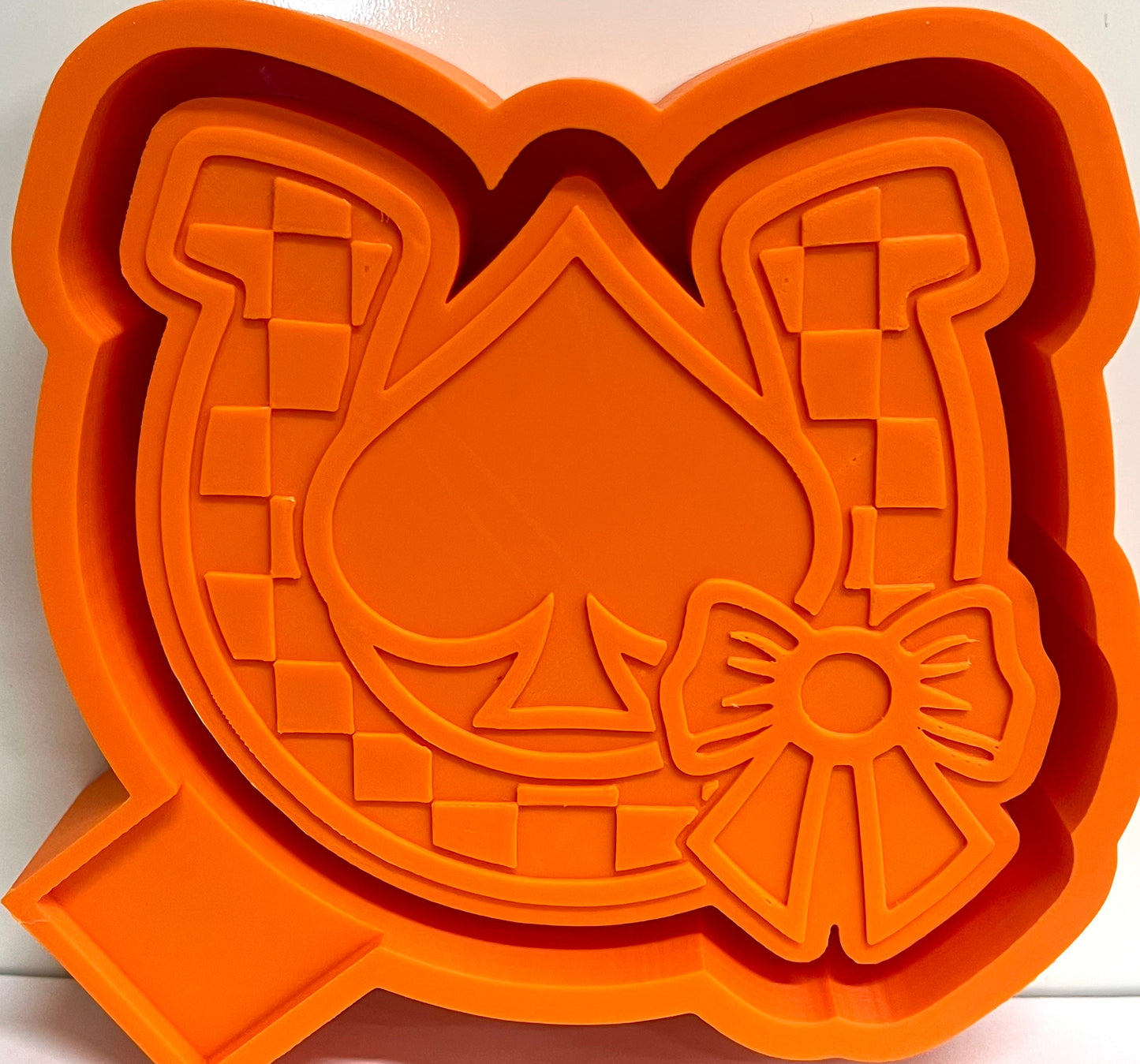 Checkered Horseshoe Spade with Bow Mold