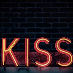 Dark Kiss (S) 4%